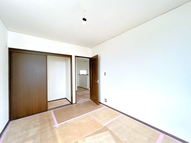 下妻市平沼　中古戸建の洋室|【リフォーム中　6/28更新】2階西側約6帖の洋室です。大きな窓があるので、明るく過ごしやすい空間になっています。天井壁クロス貼り替え、フローリング重ね張り、照明交換、他。