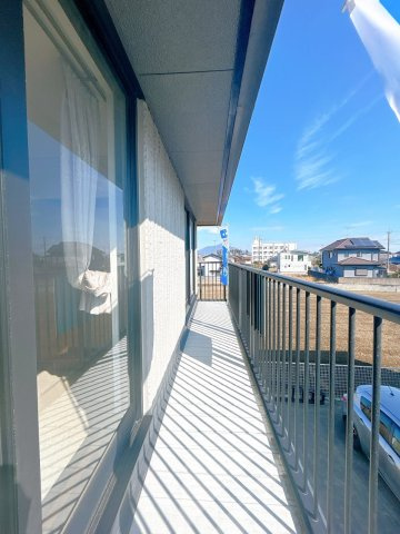 下妻市平沼　中古戸建のバルコニー|【リフォーム中　6/28更新】ベランダの写真です。陽当たりが良く、洗濯物がよく乾きそうな風通しのよいベランダです。防水塗装とクリーニングを行います。