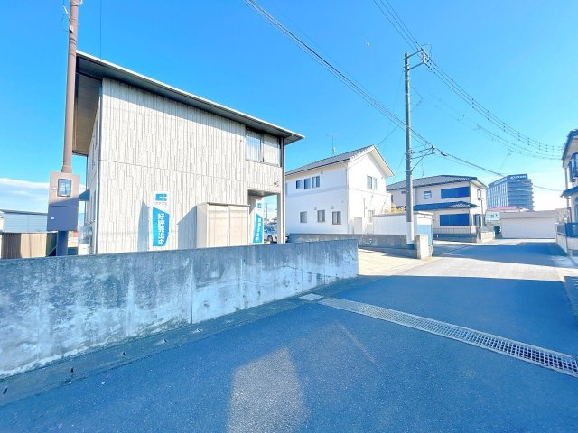 下妻市平沼　中古戸建の前面道路含む現地写真|【リフォーム中　6/28更新】前面道路を含む外観の写真です。前面道路幅員は約5ｍです。
