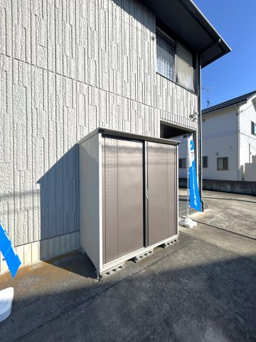 下妻市平沼　中古戸建のその他|【リフォーム中　6/28更新】簡易物置の写真です。大きな荷物があっても置く場所に困りませんね。内側クリーニング行います。