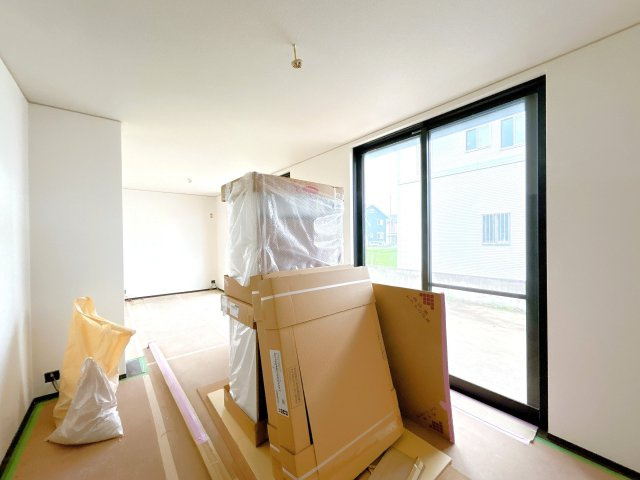 下妻市平沼　中古戸建の居間・リビング|【リフォーム中　6/28更新】リビング別アングルの写真です。天井壁クロス貼り替え、フローリング重ね張り、照明交換、他。
