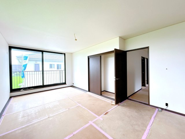 下妻市平沼　中古戸建の洋室|【リフォーム中　6/28更新】2階東側洋室別アングルの写真です。天井壁クロス貼り替え、フローリング重ね張り、照明交換、他。