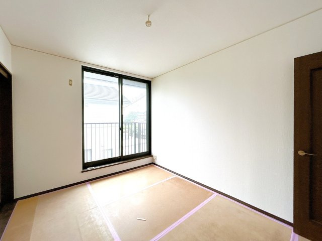 下妻市平沼　中古戸建の洋室|【リフォーム中　6/28更新】2階南側洋室別アングルの写真です。天井壁クロス貼り替え、フローリング重ね張り、照明交換、他。