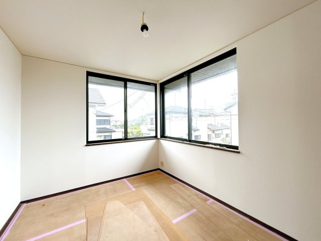 下妻市平沼　中古戸建の洋室|【リフォーム中　6/28更新】2階西側洋室別アングルの写真です。天井壁クロス貼り替え、フローリング重ね張り、照明交換、他。