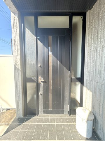 下妻市平沼　中古戸建の玄関|【リフォーム中　6/28更新】玄関の写真です。鍵交換、玄関ドアクリーニング、照明交換などを行います。玄関はお家の顔となる部分、お客様が最初に目にする場所だからこそ、第一印象が大切ですね。