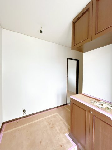 下妻市平沼　中古戸建の玄関|【リフォーム中　6/28更新】玄関内観の写真です。シューズボックスはコの字の新品に交換したします。こちらも天井壁クロス貼り替え、フローリング重ね張り、照明交換を行います。
