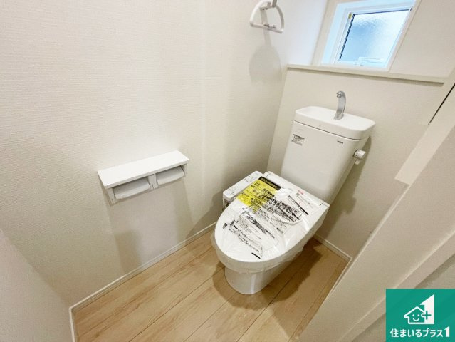 亀岡市柳町　第1期　新築一戸建てのトイレ|1・2階の2ヶ所にあるので、朝の忙しい時間の順番待ちもなく、深夜の利用にも大変便利です。