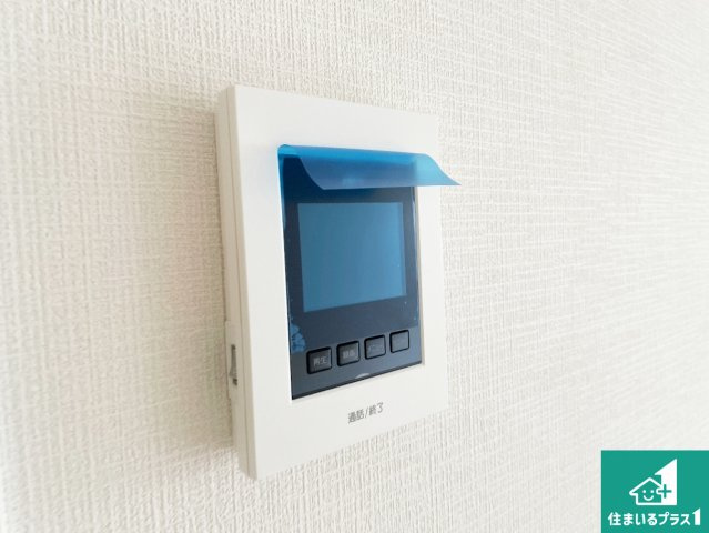 亀岡市柳町　第1期　新築一戸建ての防犯設備|カラーモニターインターホン！声だけでなく来訪者の姿や顔がモニターで確認できるので、小さなお子様がいらっしゃるご家庭でも安心できます！
