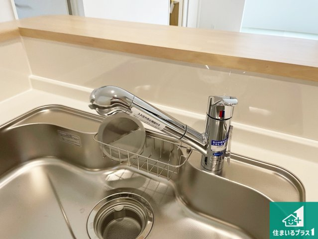亀岡市柳町　第1期　新築一戸建ての設備|浄水器を内蔵！炊飯時、お茶を作る時に安心してお水を使えます！お湯と冷水、浄水と原水、シャワーの切替えもワンタッチです！