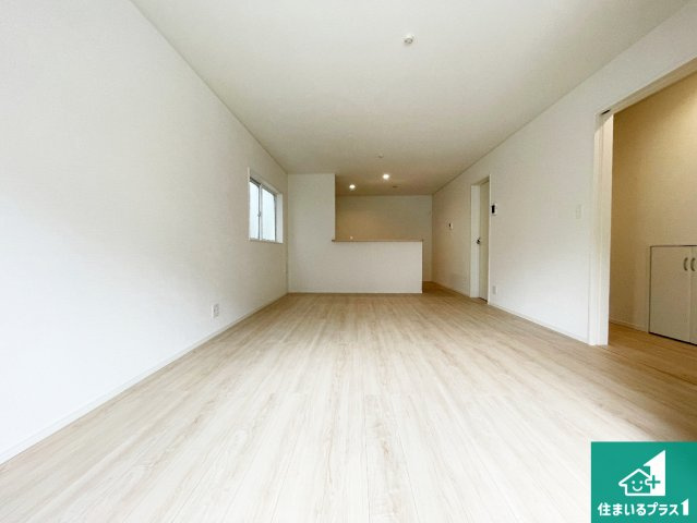 亀岡市柳町　第1期　新築一戸建ての居間・リビング|シンプルなリビングは、観葉植物等のインテリアを楽しめますね！パパ好みにも、ママ好みにも家具次第で雰囲気を変えることができます！