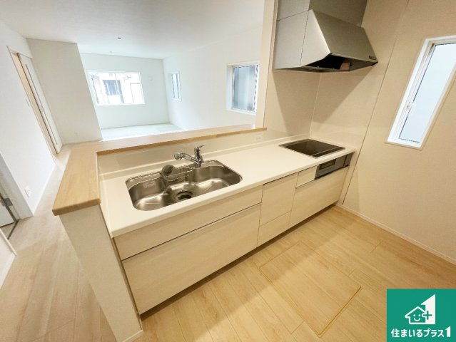 亀岡市柳町　第1期　新築一戸建てのキッチン|リビングと統一感があり、使い勝手のいいキッチン。広々としているので、二人並んで作業が出来ちゃいます。お子様と一緒に色々なお料理に挑戦できるスペースがあります。
