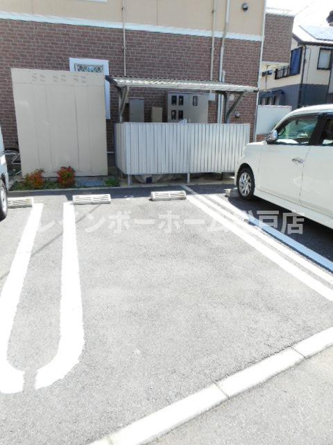 サンシャインビレッジアゼリアＣの駐車場|駐車場があるので、車を買う予定の方も安心です
