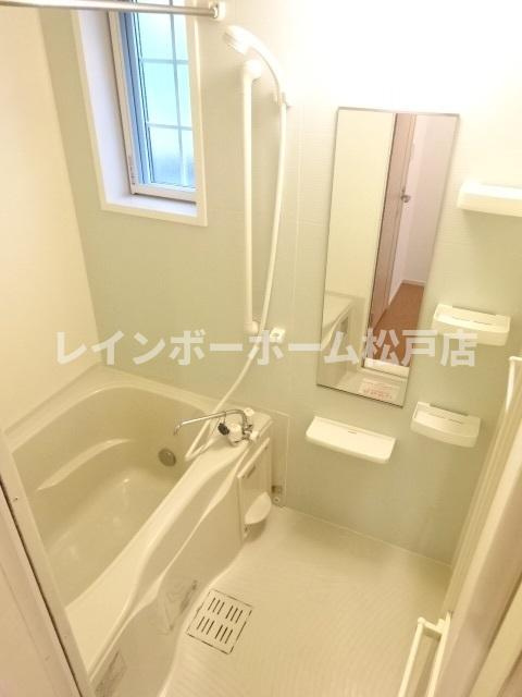 サンシャインビレッジアゼリアＣの浴室|落ち着いた空間のお風呂です