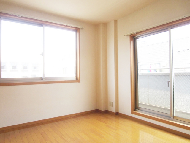 カーサエテルノの洋室|角部屋ならではの２面採光のお部屋です☆