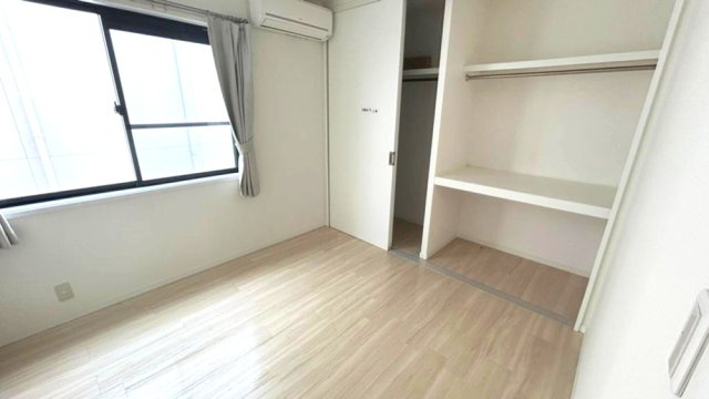 岩園町の洋室|全居室収納スペース付で広々住空間

