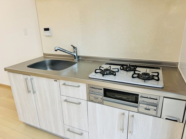 八王子狭間住宅１号棟のキッチン|～３口コンロでお料理が捗ります～