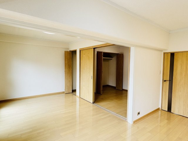 八王子狭間住宅１号棟の居間・リビング|～13.6帖の明るいLDKで、家族団欒の時間をお過ごしいただけます～