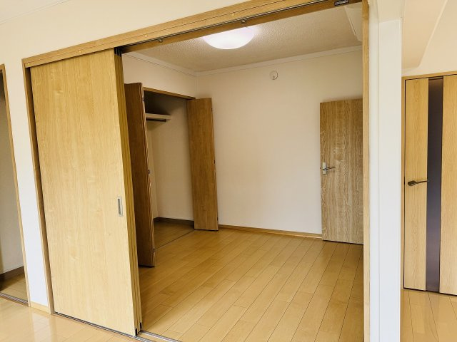 八王子狭間住宅１号棟の洋室|～リビングに隣接している4.6帖の洋室です～
