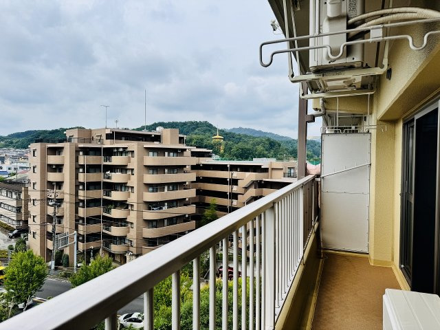 八王子狭間住宅１号棟のバルコニー|～南向きで陽当たりの良いバルコニー　洗濯物がよく乾きそうです～