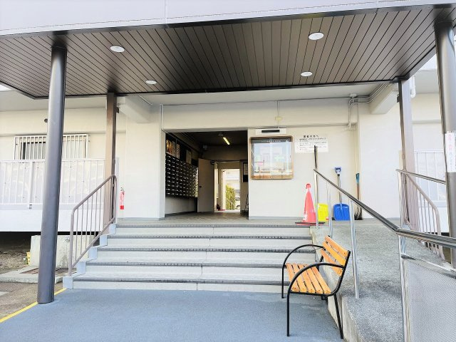 八王子狭間住宅１号棟のエントランス|～キレイにメンテナンスされているマンションです～