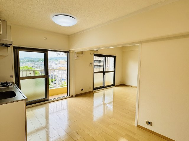八王子狭間住宅１号棟の居間・リビング|～13.6帖の明るいLDKで、家族団欒の時間をお過ごしいただけます～