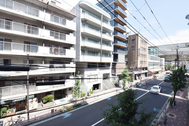 【展望】 | ジョイフル門前仲町第2 | 眼前に広がる空の雄大さと、このお部屋の自慢の一つである「眺望」をご覧ください。毎日、この景色を独り占めできる新生活に夢が広がります。～即日のご見学可能～　お問合せはお気軽にどうぞ。
