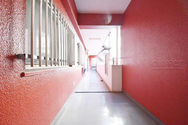 【その他共用部分】 | ジョイフル門前仲町第2 | 共用廊下です。ここもきれいに清掃されています。周囲のお部屋の様子も、ぜひ伺ってみてください。～即日のご見学可能～　お問合せはお気軽にどうぞ。