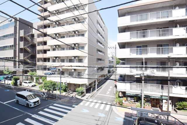 【展望】 | ジョイフル門前仲町第2 | 眼前に広がる空の雄大さと、このお部屋の自慢の一つである「眺望」をご覧ください。毎日、この景色を独り占めできる新生活に夢が広がります。～即日のご見学可能～　お問合せはお気軽にどうぞ。
