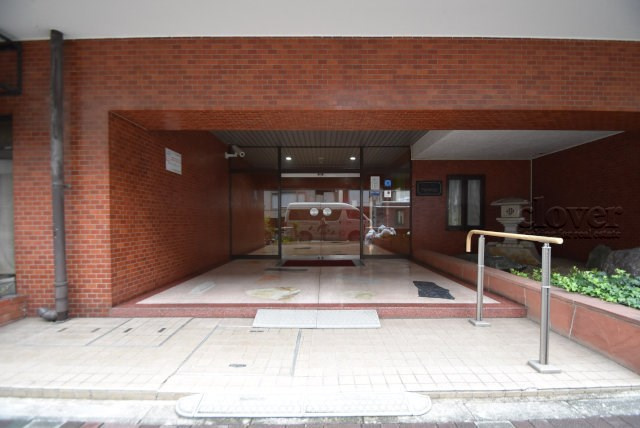 【エントランス】 | ジョイフル門前仲町第2 | お客様を、そして住人を出迎えてくれるマンションのエントランス。ゴミが落ちていないことからも、管理状態の良さや住民の節度の高さが見て取れます。～即日のご見学可能～　お問合せはお気軽にどうぞ。