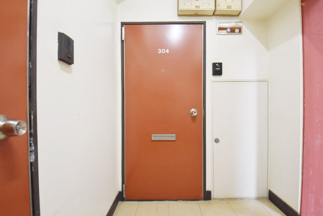 【その他共用部分】 | ジョイフル門前仲町第2 | 皆様をお迎えする、お部屋の玄関ドア。開けやすさや開放角度、ドアノブの操作しやすさや鍵の形状などを、現地で一度ご確認ください。～即日のご見学可能～　お問合せはお気軽にどうぞ。
