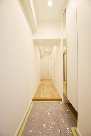 【玄関】 | ジョイフル門前仲町第2 | 玄関ドアを背に、廊下と室内を望みます。ナチュラル系の色合いを重視した内装のイメージをご確認ください。お部屋の第一印象やイメージを決定づける空間です。～即日のご見学可能～　お問合せはお気軽にどうぞ。
