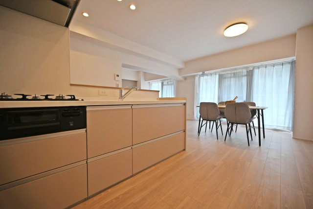 ローレルハイツ武庫之荘|キッチンからリビング全体が見渡せる間取りで、ご家族との会話を楽しみながら料理ができます。自然とコミュニケーションが生まれる、開放感のある住まいです。