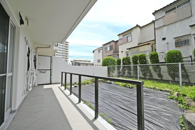 ローレルハイツ武庫之荘の庭|広々としたテラスと専用庭を備えた住まい。休日はガーデニングや家庭菜園、お子さまの遊び場など、多彩な楽しみ方が広がります。
