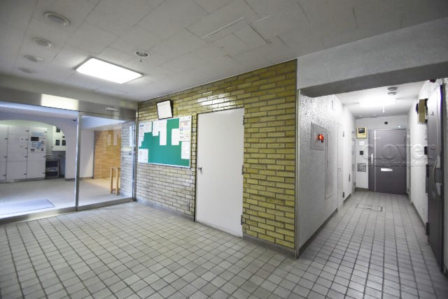 【外観】 | 桜台ハイライズ | 青空によく映える建物です。手入れの行き届いた外壁やマンション正面エントランスなど、綺麗な姿をぜひ一度、現地にてご覧ください。～即日のご見学可能～　お問合せはお気軽にどうぞ。
