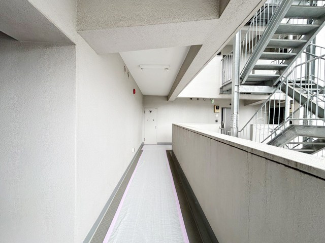 【現況写真】 | 桜台ハイライズ | 外観と前面道路の様子。～即日のご見学可能～　お問合せはお気軽にどうぞ。
