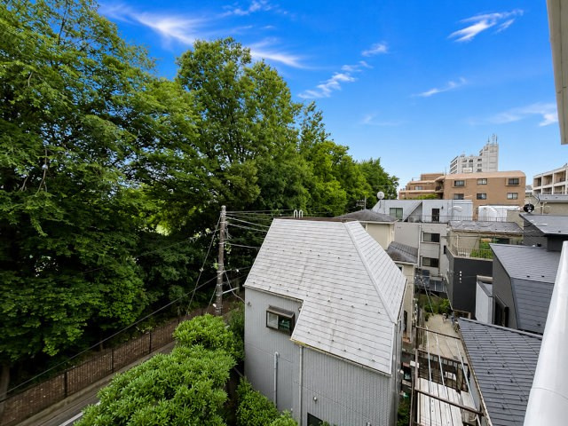 【エントランス】 | 桜台ハイライズ | オートロックを備えた、マンションのエントランス。やはりセキュリティの観点は欠かすことができません。皆様を“安全”に送り出し、出迎えてくれます。～即日のご見学可能～　お問合せはお気軽にどうぞ。
