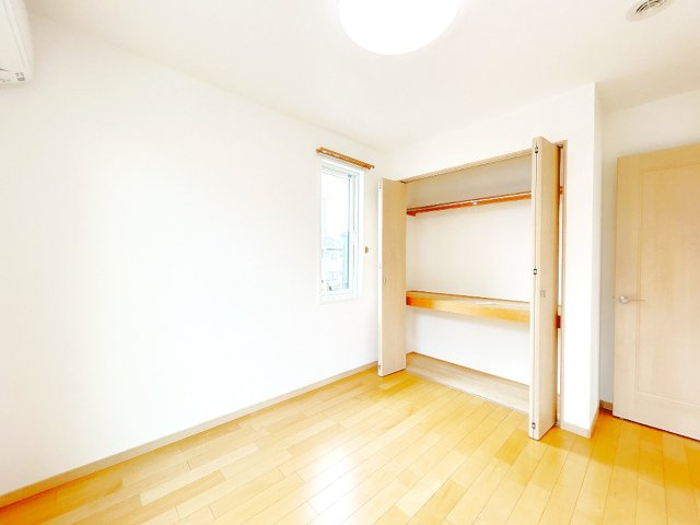 筑西市玉戸の洋室|【現況販売・即入居可】2階南西側洋室別アングル写真です。収納もあり、明るいお部屋となっております。ハウスクリーニング致しました。