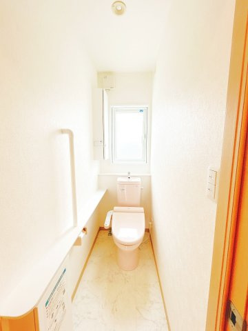 筑西市玉戸のトイレ|【現況販売・即入居可】2階トイレ写真です。2階にもトイレがあると朝のトイレ渋滞が緩和されて便利ですね。ハウスクリーニング、クロス張替え致しました。