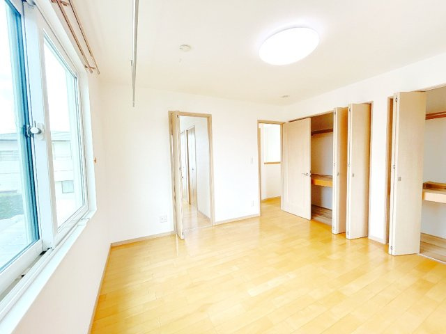 筑西市玉戸の洋室|【現況販売・即入居可】2階北西側洋室別アングル写真です。二面採光で通風良好です。ハウスクリーニング、クロス張替え致しました。