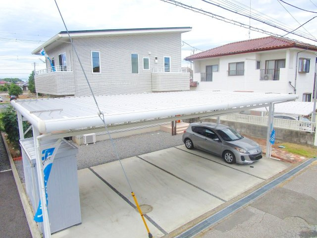 筑西市玉戸の外観|【現況販売・即入居可】】外観別アングル写真。普通車約4台分のカーポートがあり、簡易物置、ウッドデッキもある住宅です。