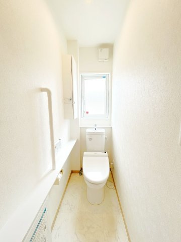 筑西市玉戸のトイレ|【現況販売・即入居可】1階トイレ写真です。棚や収納もあるので充実した造りになっております。ハウスクリーニング、クロス張替え致しました。