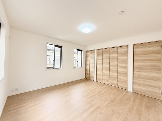 半田山3丁目の洋室|2階 もう一部屋の8帖洋室も二面採光で明るく、大きな収納が完備されております。