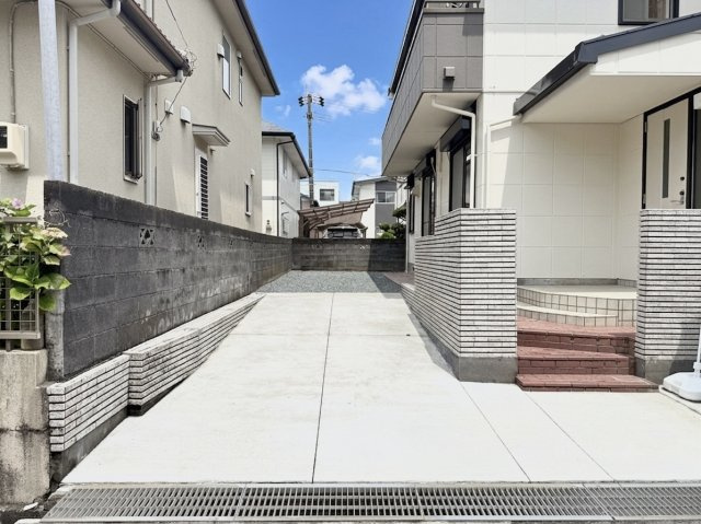 半田山3丁目の駐車場|こちらのスペースは駐車場となっており、重たい荷物などがある場合に玄関が近くにあることは助かりますね！