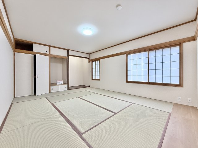半田山3丁目の和室|1階 和室は約10帖と広々していて、畳は表替えしており障子・襖は貼替えをしております。