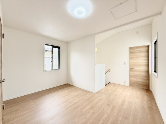 半田山3丁目の洋室|2階 階段上がってすぐの所に広々したホールがあります。窓もありお家の空気を循環させることができますよ☆
