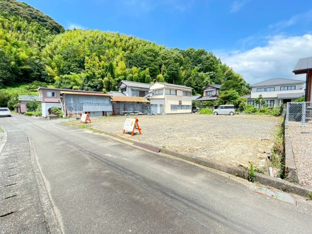 売地の前面道路含む現地写真