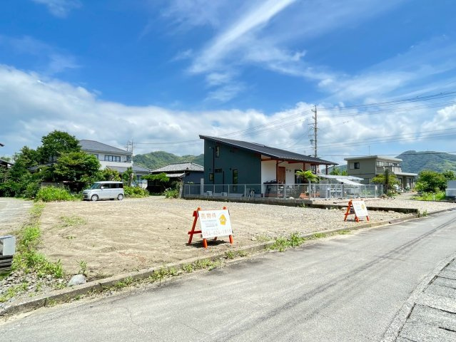 売地の前面道路含む現地写真