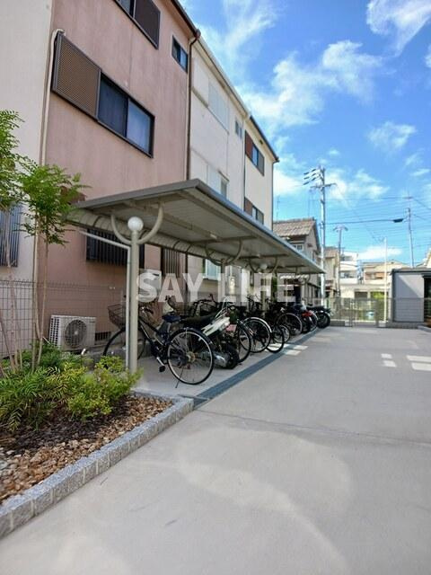 パルテール八尾の駐車場