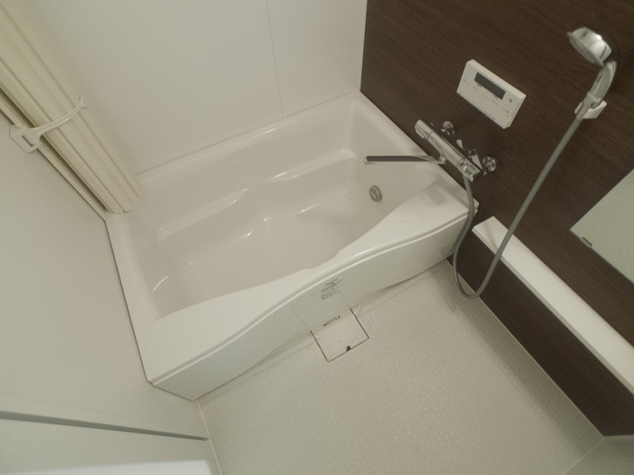 ヴォロナの浴室|洗面所独立の脱衣所。追焚機能と温水洗浄便座付きの快適水回り