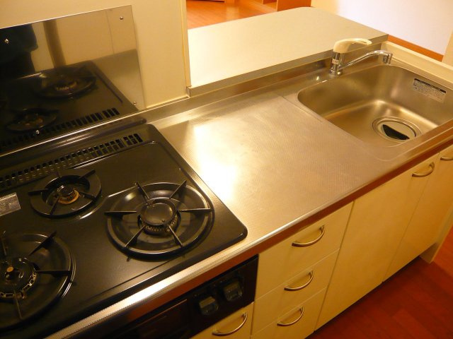 レオパレスノーブル　シャトーのキッチン|三口で使いやすいキッチン♪